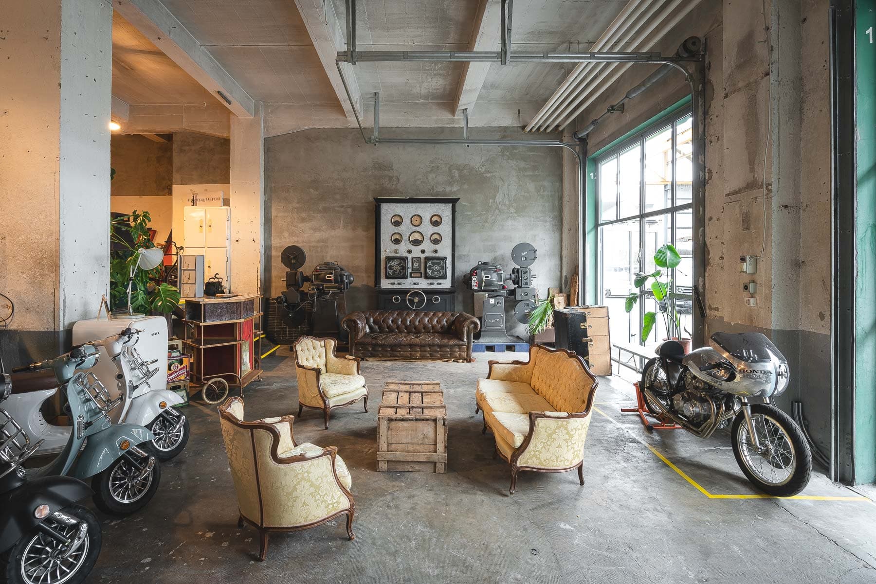 Intérieur d'entrepôt chauffé de 240m² avec lumière naturelle, hauts plafonds et plan ouvert flexible au centre de Lausanne