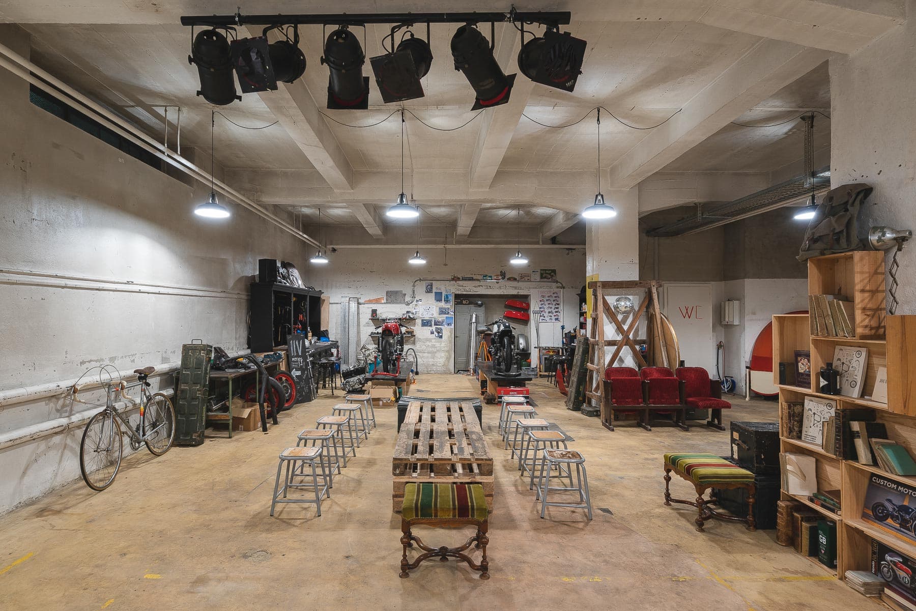 Conférence d'affaires avec panel de discussion, sièges pour l'audience et installation professionnelle dans l'espace atelier de Lausanne